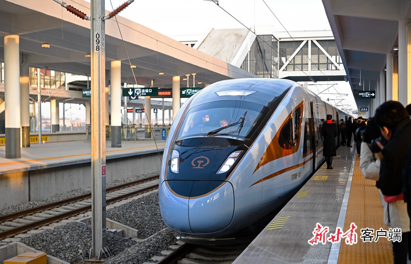 银西高铁开通运营庆阳站首发列车"蓝暖男"cr300bf型"复兴号"动车组