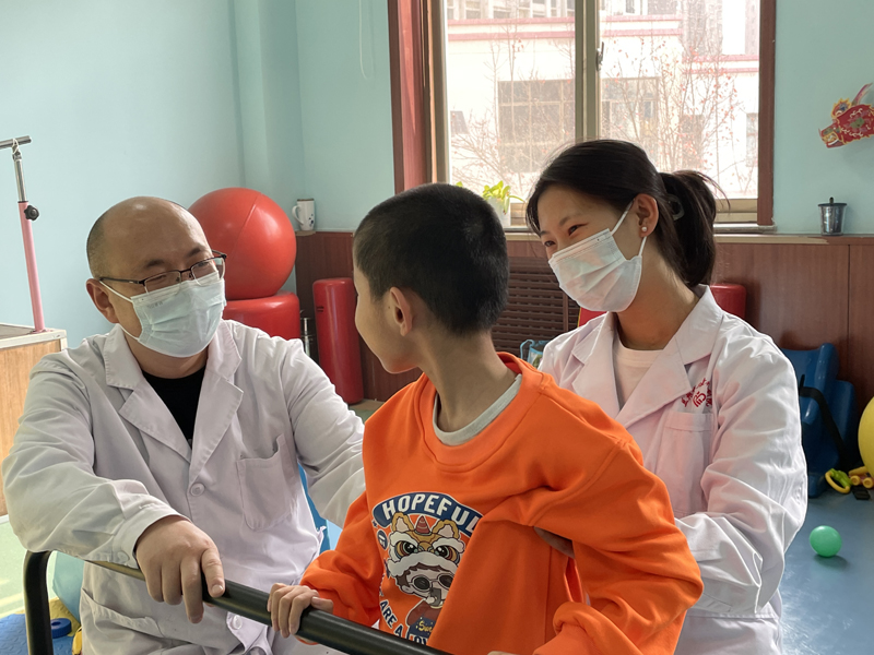 根据“甘肃省脑瘫康复训练示范基地”工作要求,做好面向省内基层儿童福利机构脑瘫儿童的筛查和康复训练工作,天水市儿童福利院派2名工作人员及儿童在我院进修学习康复治疗学。 根据“甘肃省脑瘫康复训练示范基地”工作要求,做好面向省内基层儿童福利机构脑瘫儿童的筛查和康复训练工作,天水市儿童福利院派2名工作人员及儿童在我院进修学习康复治疗学。