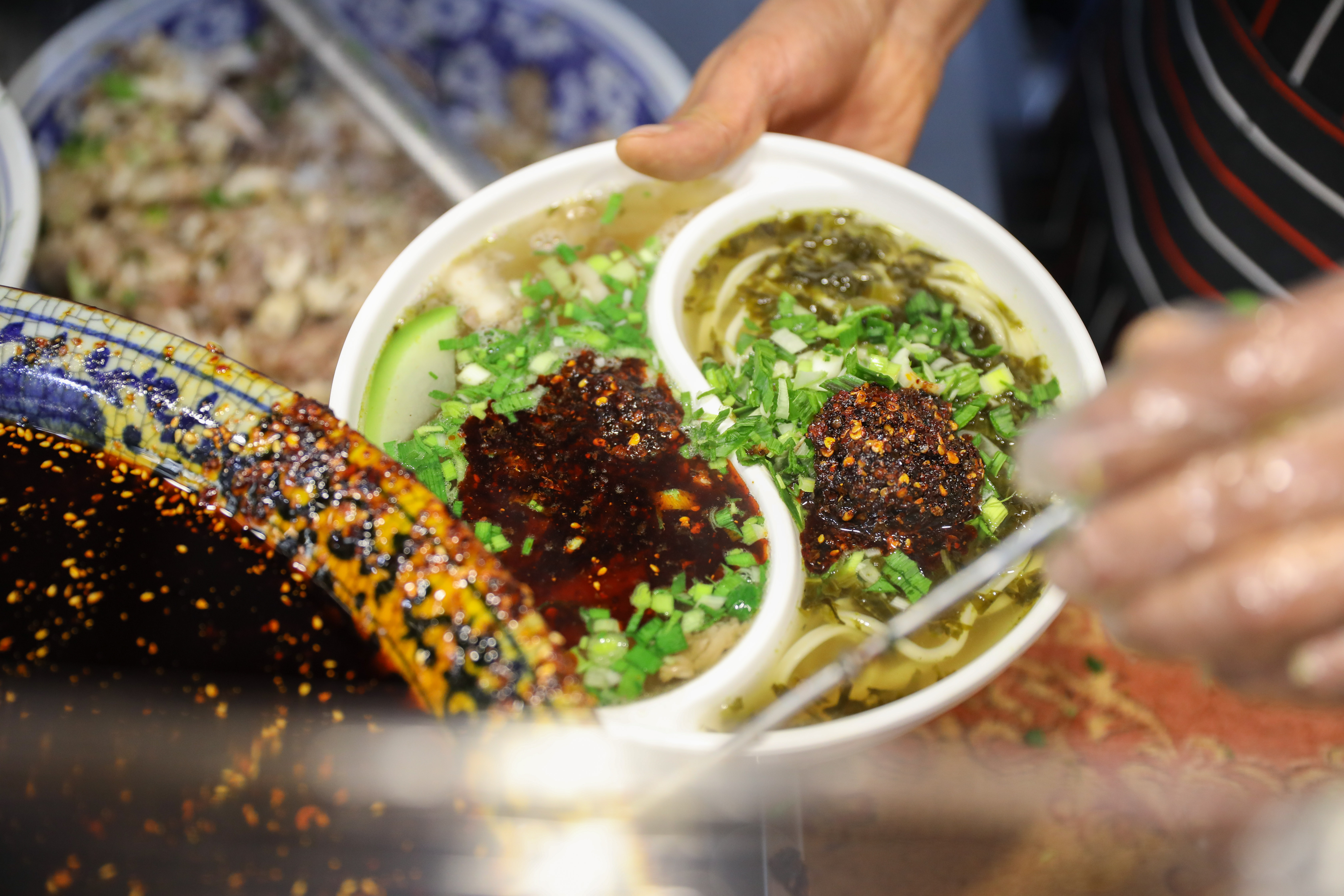 【中央媒体看甘肃】甘肃兰州:鸳鸯牛肉面 一碗面两种味