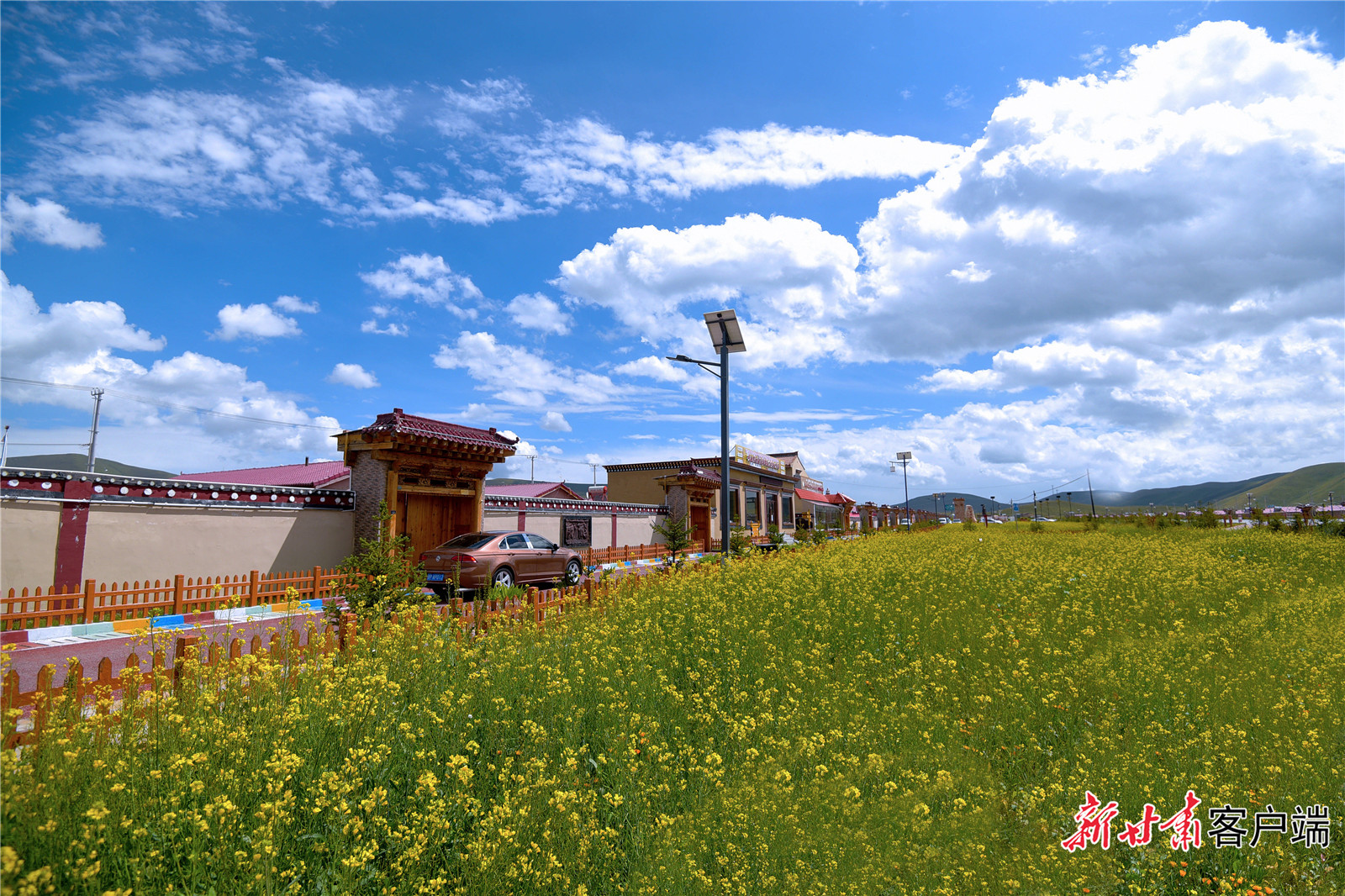 位于国道213线兰州通往四川九寨沟的黄金旅游线上,距离碌曲县城23公里