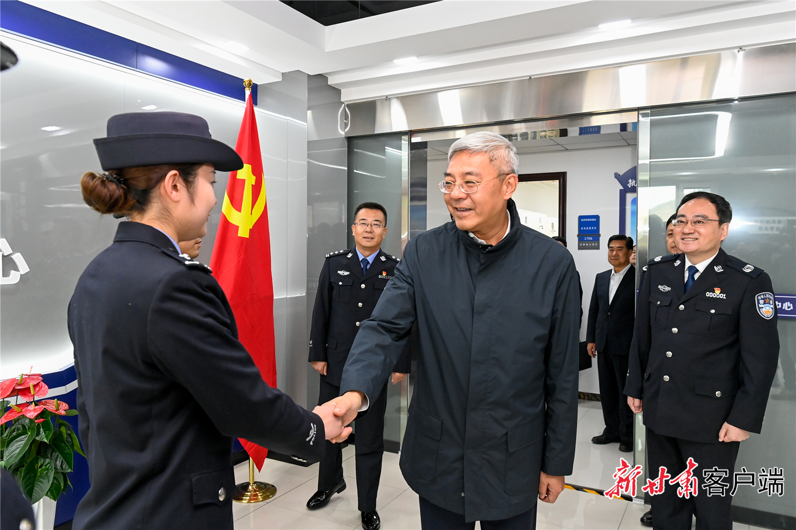 尹弘在省公安厅和兰州监狱调研时强调以高度政治自觉