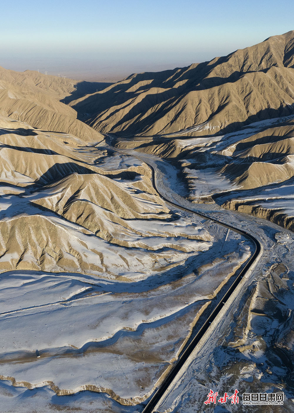 镜观陇原尽显素色纯净之美冬日俯瞰阿克塞当金山