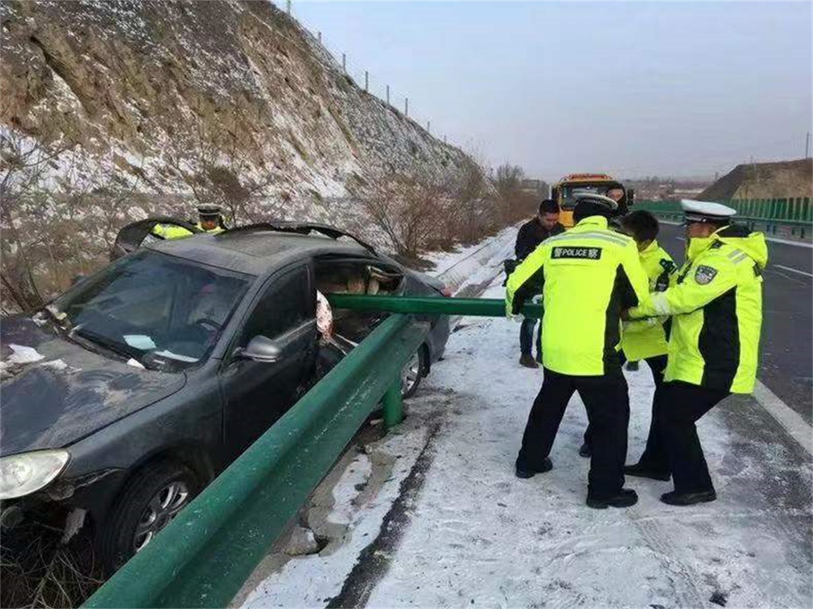【我们这五年】高速路上,"警色"这边独好