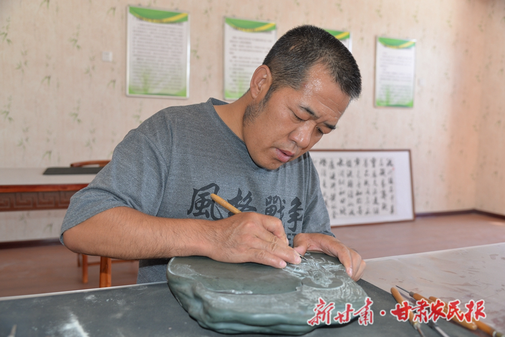 图为 酒泉市洮砚技艺非物质文化遗产传承人杜瑞天正在雕刻