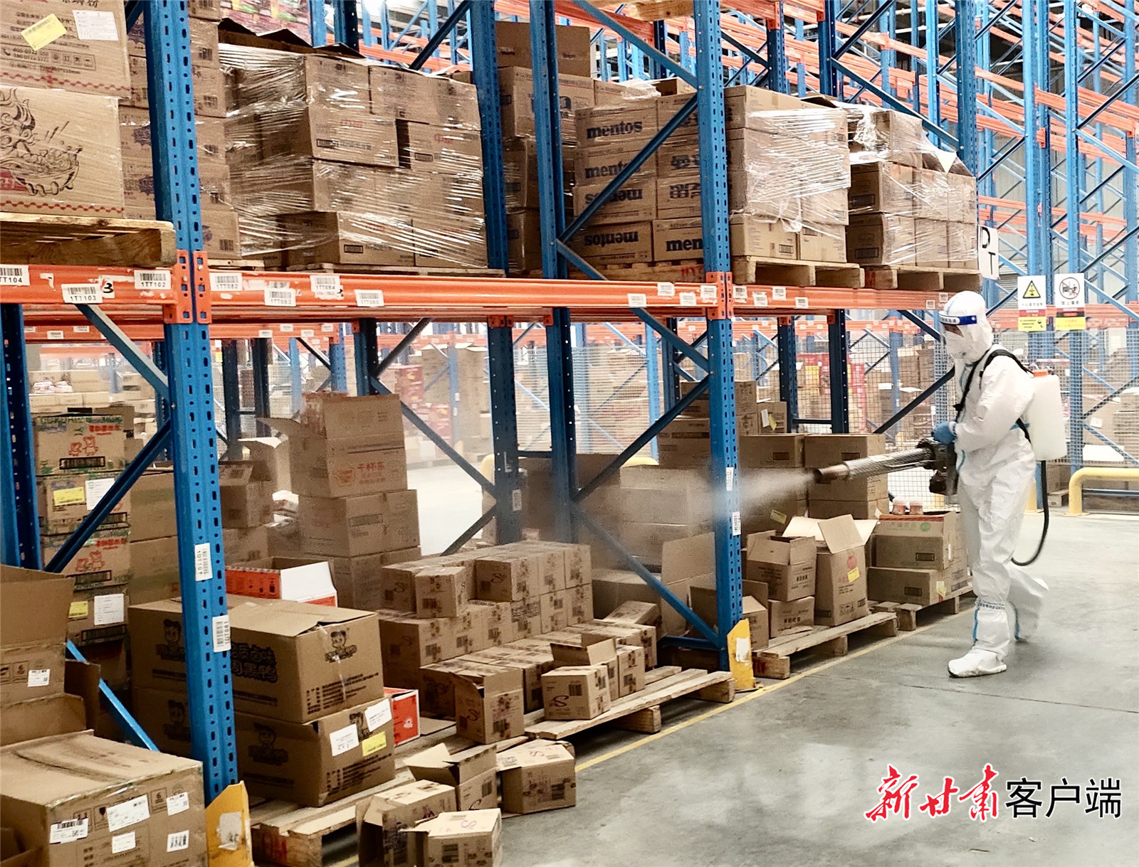 甘肃省红十字方舟应急救援队在兰州市西固区东川镇京东分拣中心开展消杀作业。