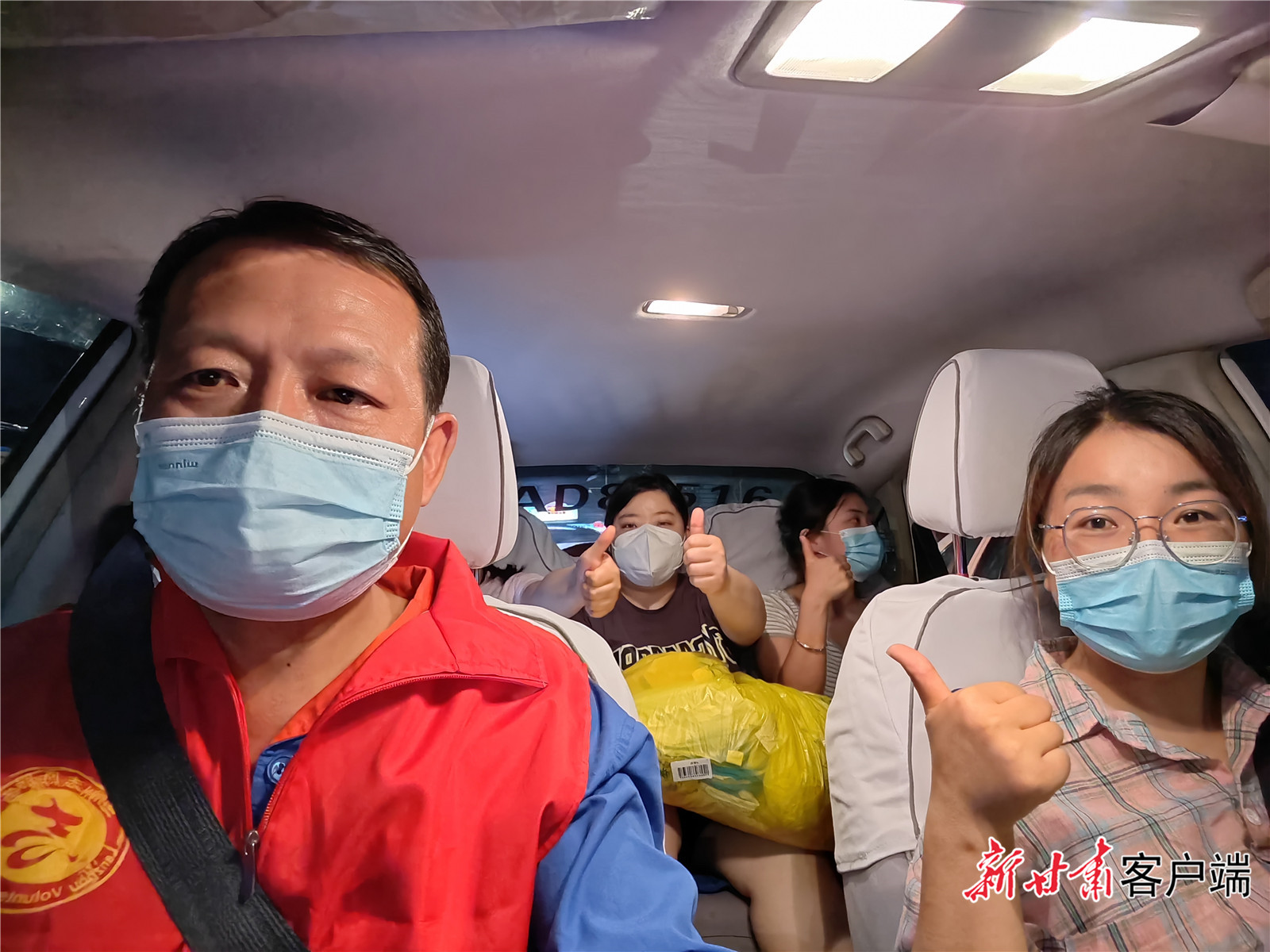 甘肃红十字雷锋车队志愿者义务接送抗疫一线工作者。