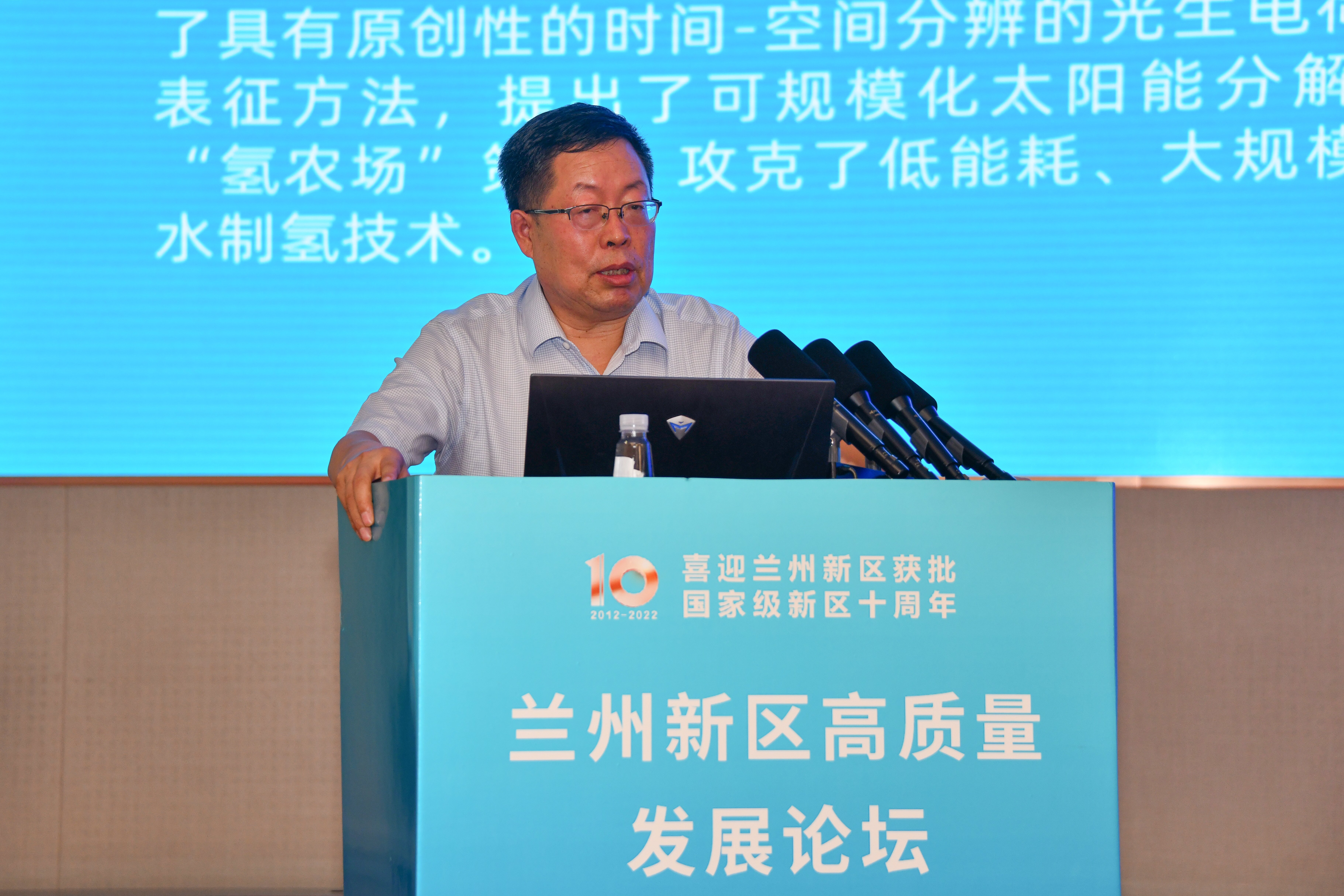 李灿