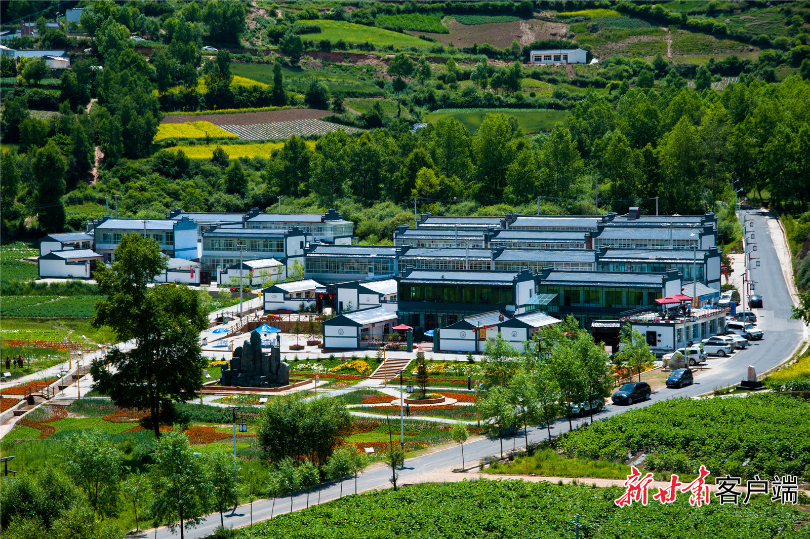 持续开展乡村建设行动,全面实施生态文明小康村改造升级工程