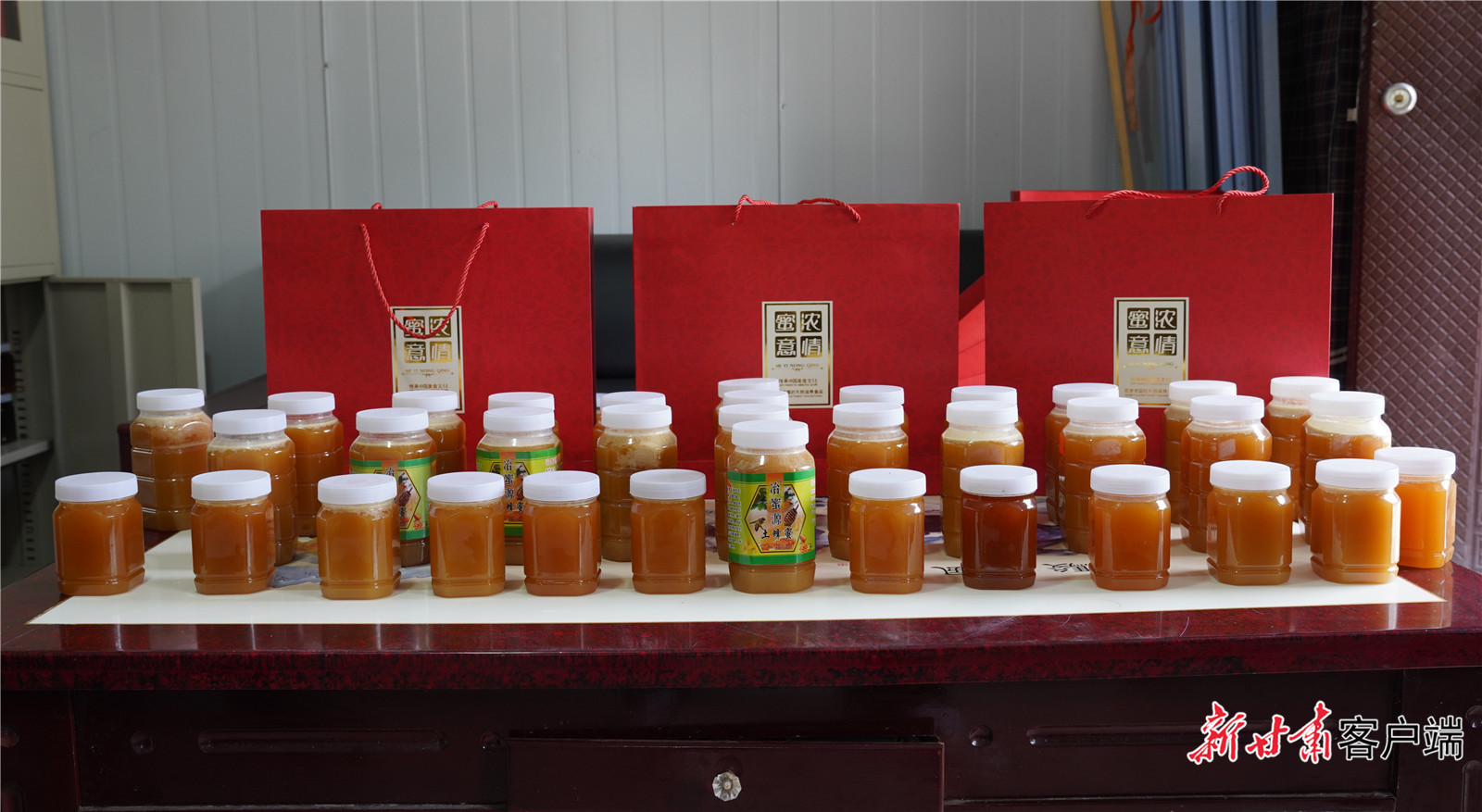 以青稞、藜麦等杂粮和土鸡、土蜂生态养殖为补充的特色农牧业发展新格局