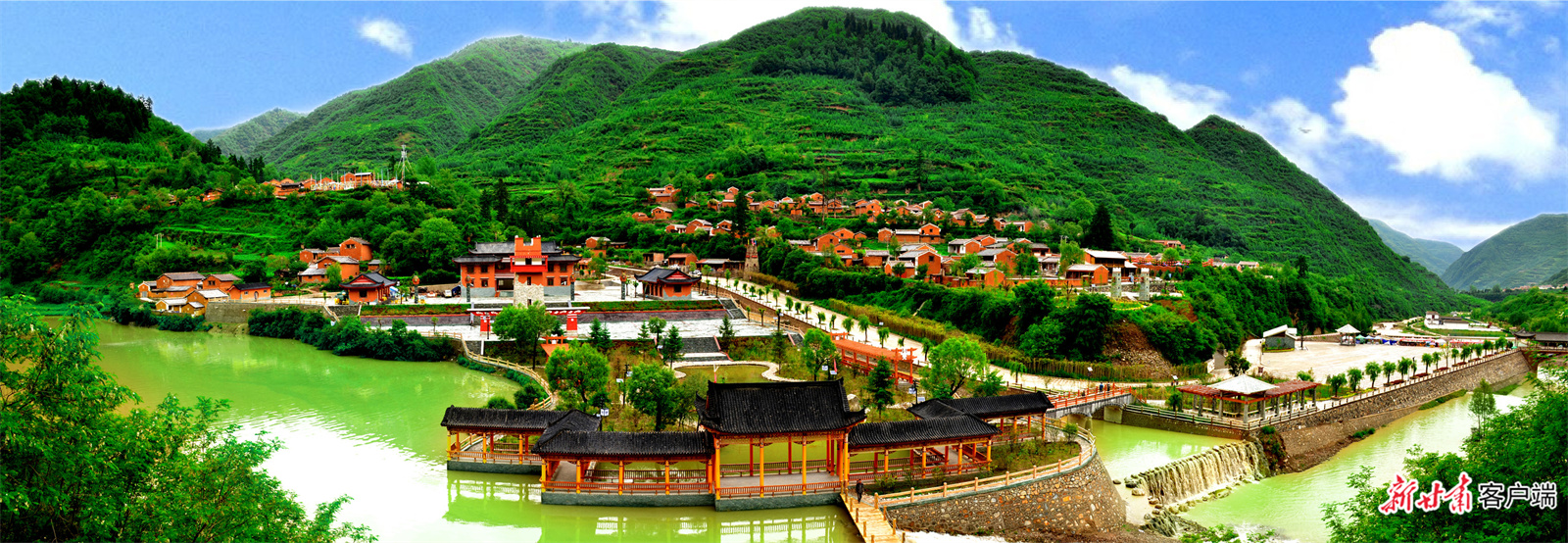 俯瞰宕昌县城关镇鹿仁村.陇南市委宣传部.jpg