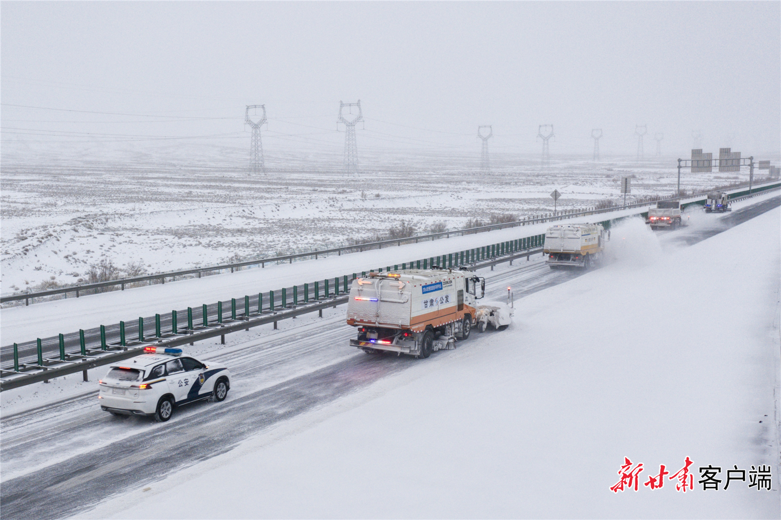 7 “梯队式”除雪作业 钟晓亮摄