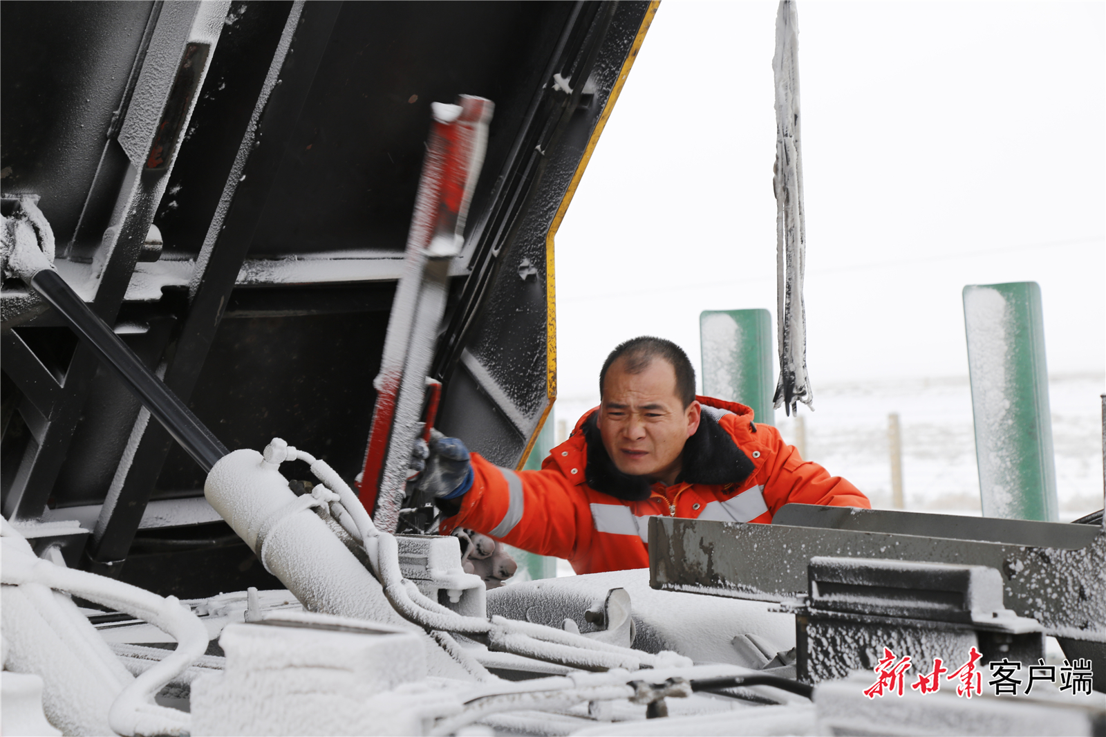 5 检修机械设备 杨明月摄