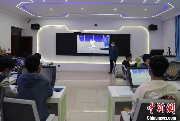 2022年9月，兰州资源环境职业技术大学气象专业老师利用虚拟资源讲授气象仪器维修课程。(资料图) 兰州资源环境职业技术大学供图