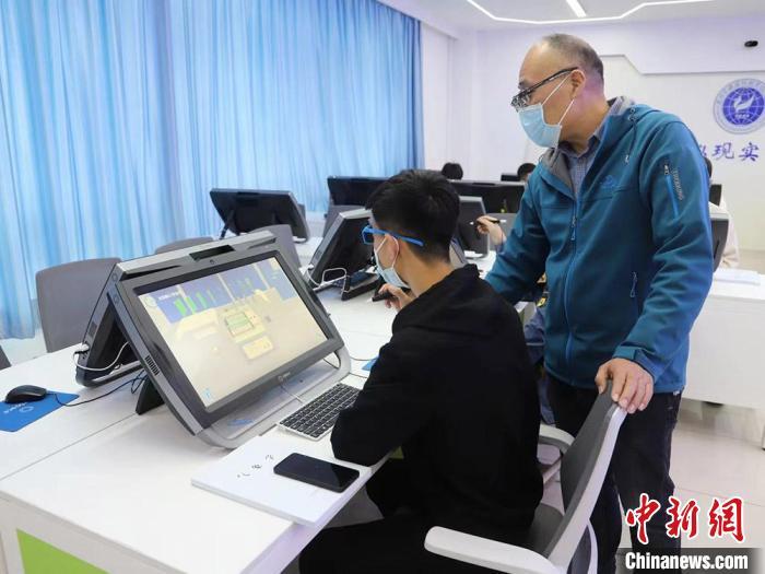 2022年9月，兰州资源环境职业技术大学老师指导学生开展虚拟仿真实训。(资料图) 兰州资源环境职业技术大学供图