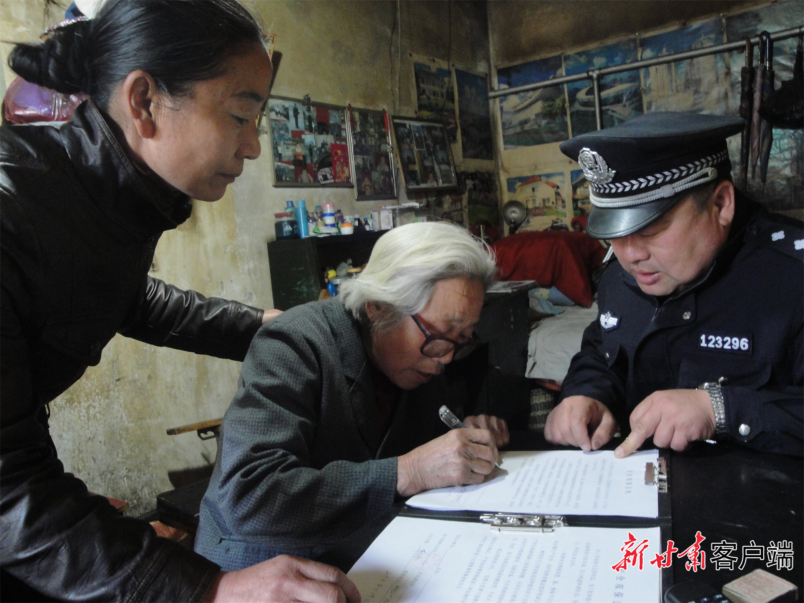 窦军走访辖区困难户(1).jpg