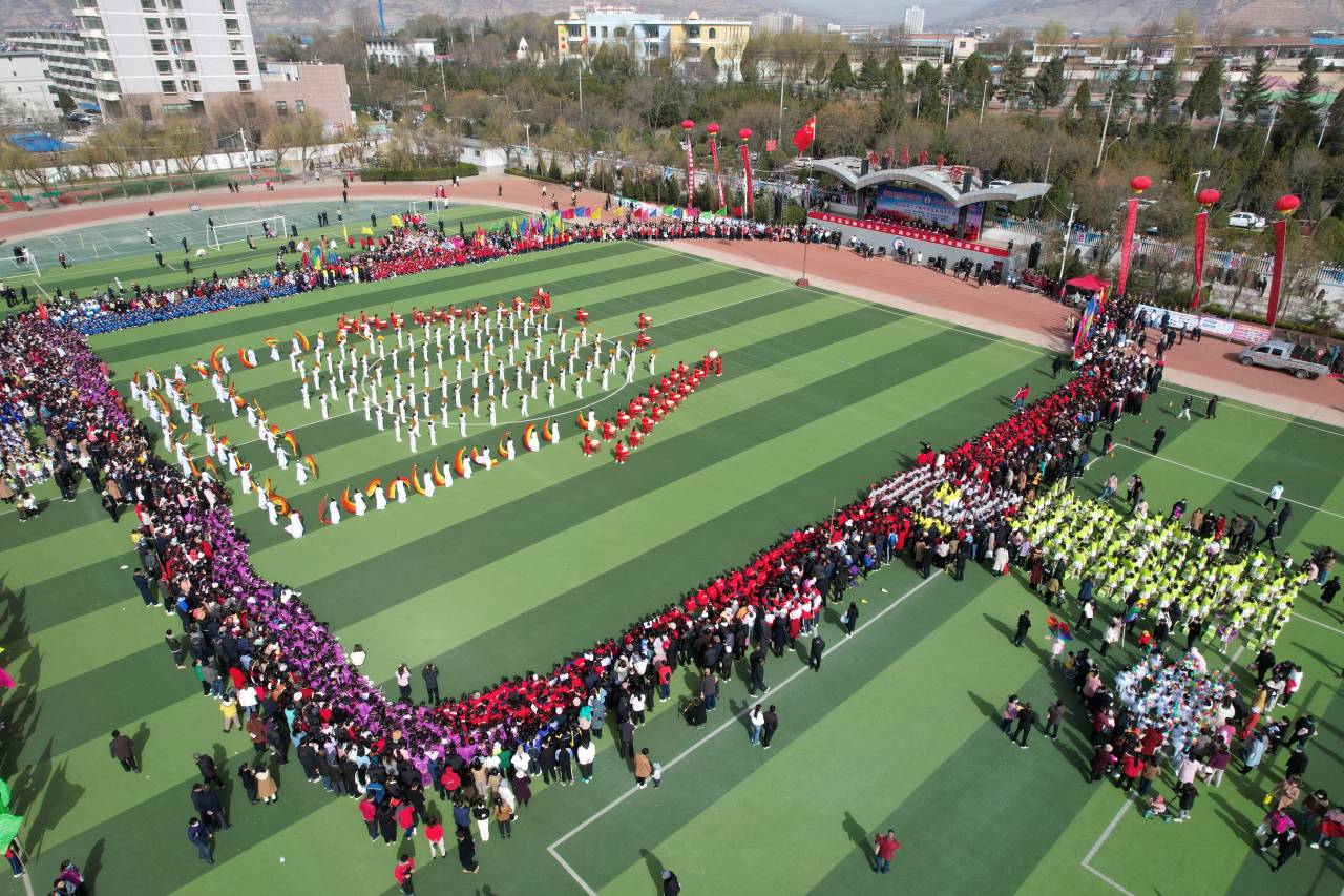 开幕式后学生们举行文体节目演出