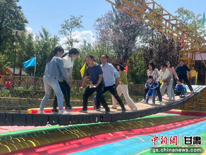 图为游客在邵寨镇干槐树村景点网红桥游玩。 仇睿红 摄