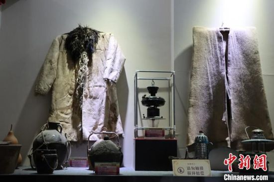 图为展出的服饰及水壶等。　王若愚 摄