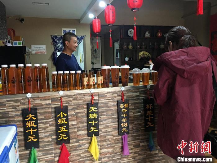 敦煌月牙泉小镇一家专门售卖杏皮水的店铺。(资料图) 张婧 摄