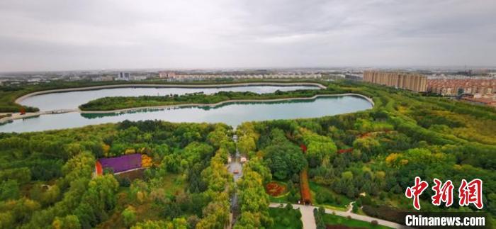 圖為嘉峪關(guān)市東湖公園景區(qū)。　嘉峪關(guān)融媒體中心供圖