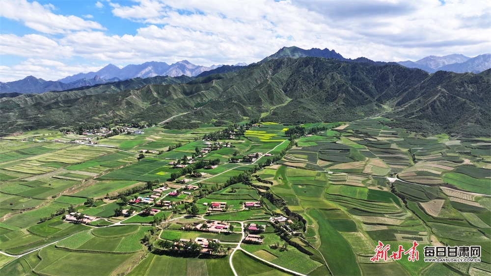 【镜观陇原】村在山下 田在坡上 人在画中 民乐易家湾村像画一样