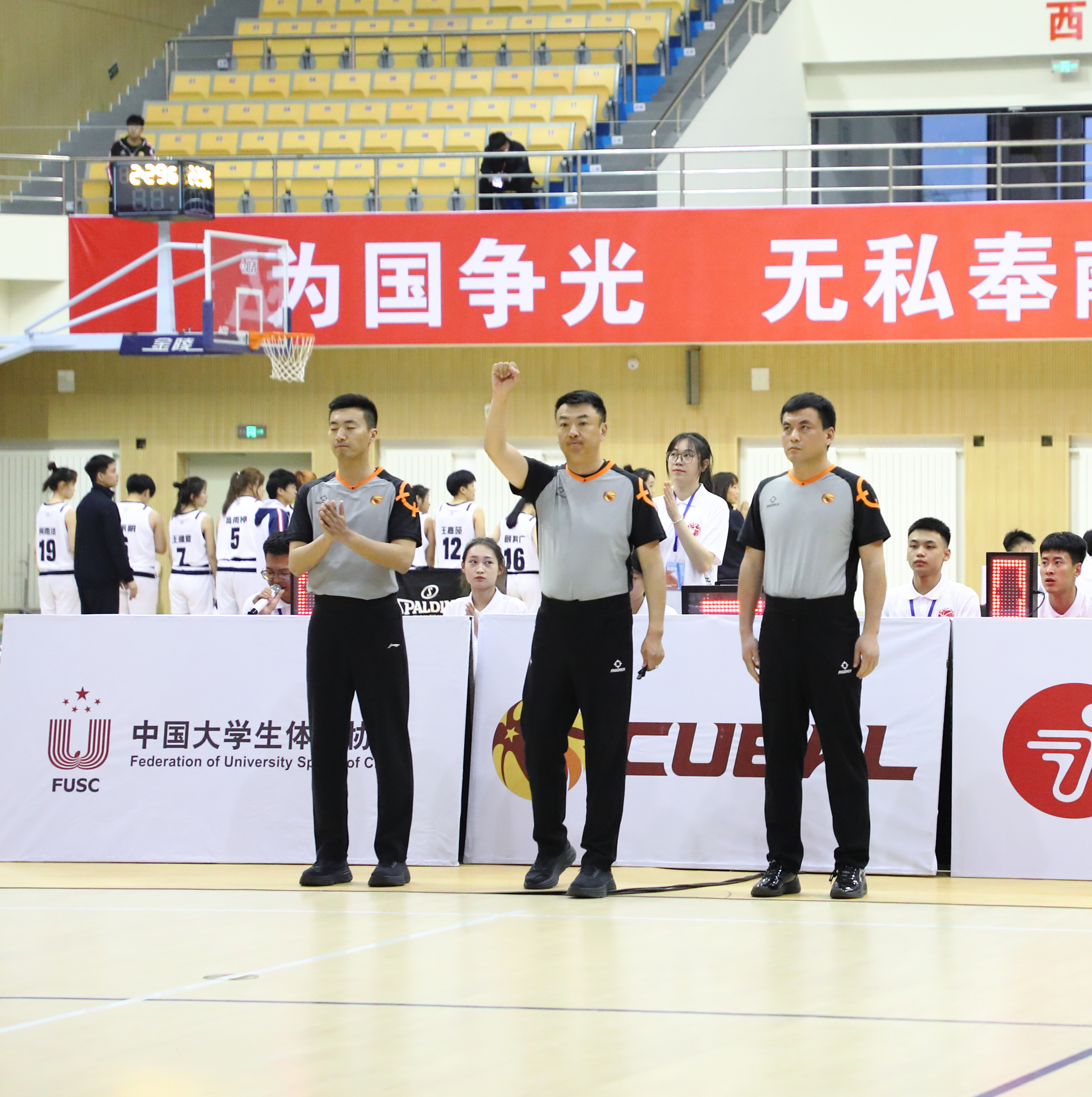 曹明在赛场(中)