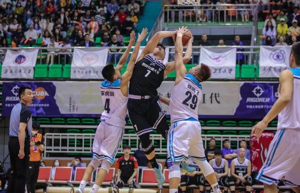 曹明在赛场(左一)