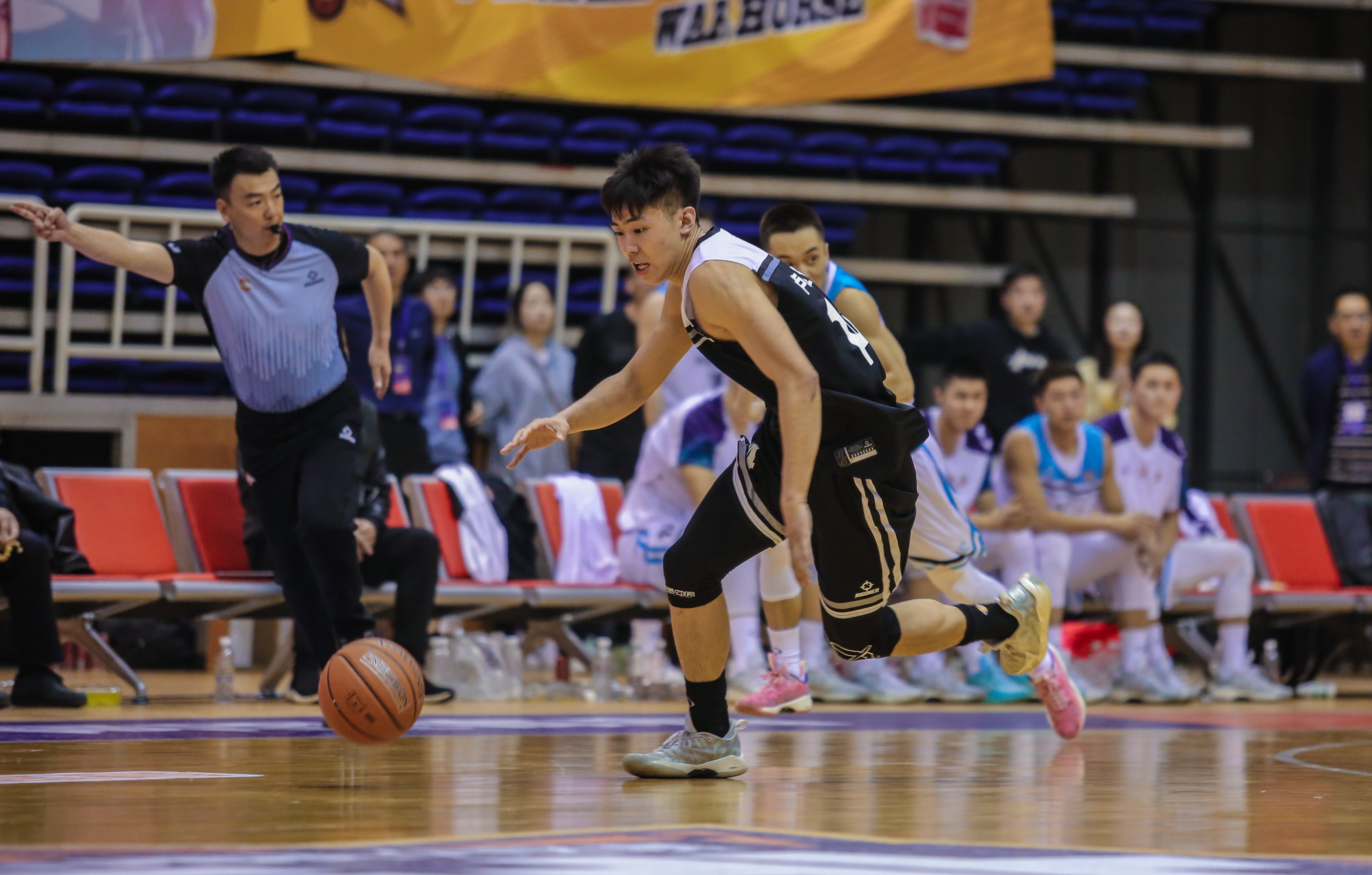 曹明在赛场(左1)