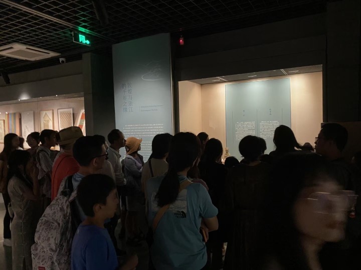 近8万人进场！国丝敦煌展太火爆，立体车库都不得不开放了