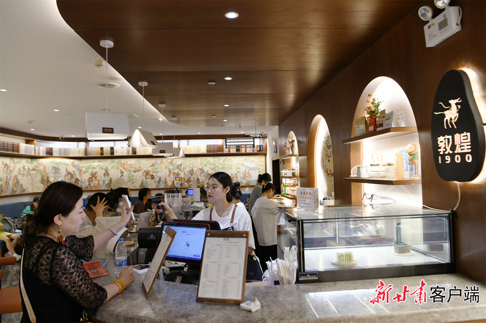 游客在敦煌书局咖啡店点单.JPG
