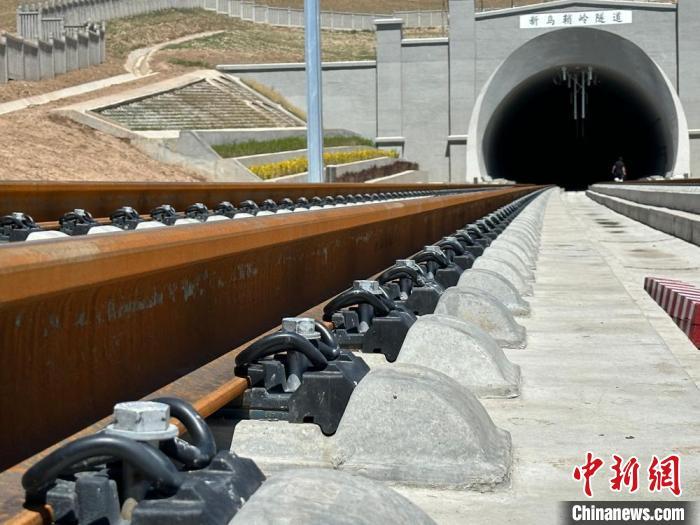 图为兰张三四线铁路(兰武段)乌鞘岭隧道进口。戴文昌 摄 图为兰张三四线铁路(兰武段)乌鞘岭隧道进口。戴文昌 摄