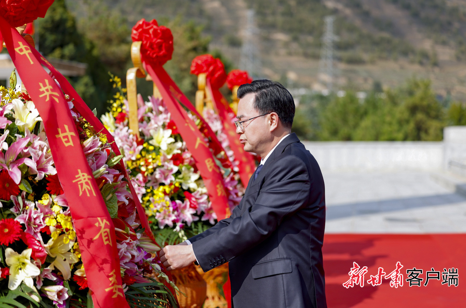 省城各界向人民英雄敬献花篮仪式隆重举行 胡昌升任振鹤庄国泰出席