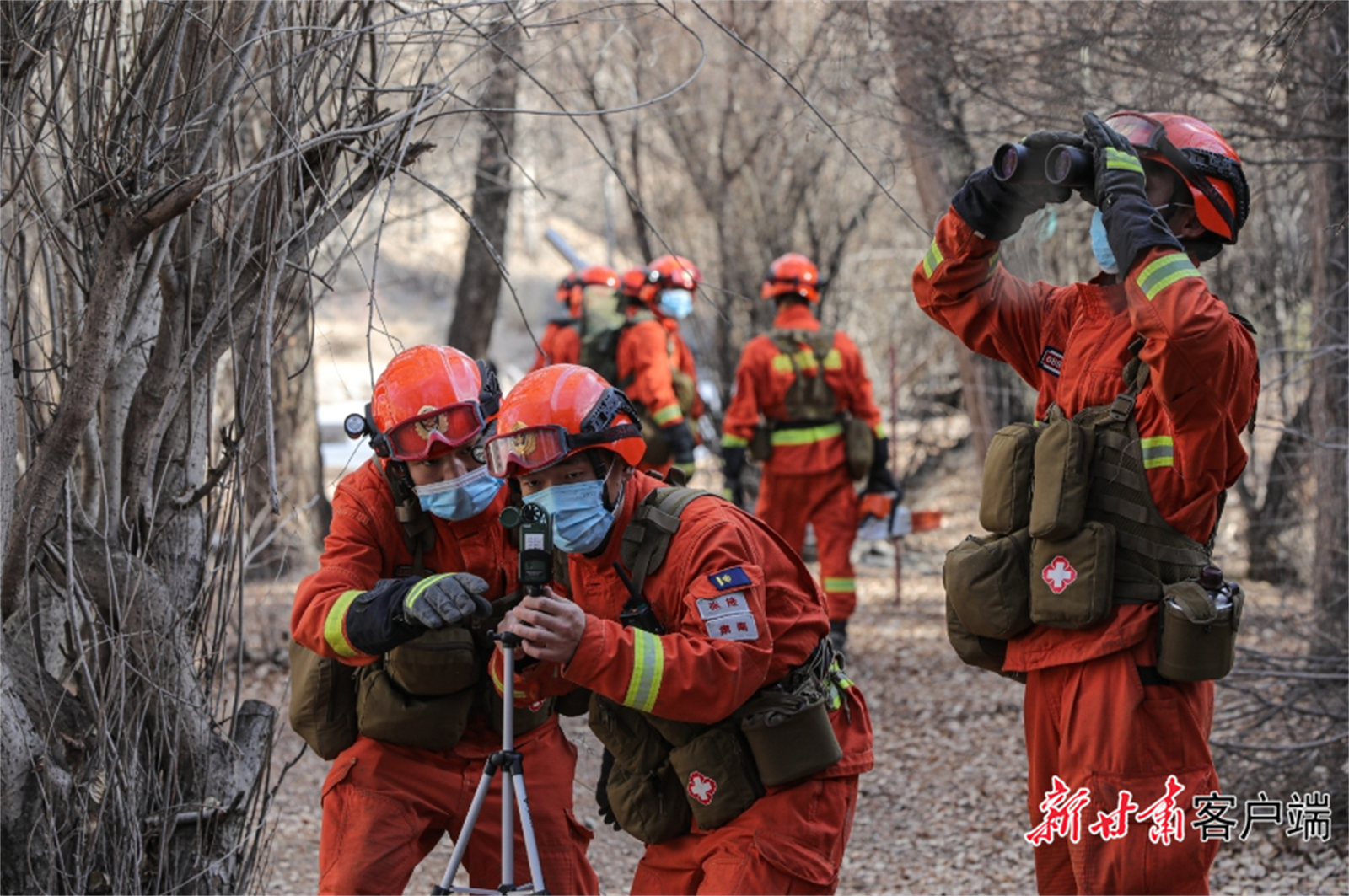 张掖市森林消防支队肃南县大队的队员在祁连山保护区实地勘察林区数据.jpg