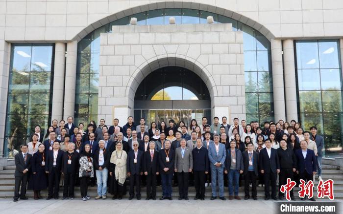 10月14日至15日，兰州大学、敦煌研究院共同举办以“中华文明与波斯文明的交流与互鉴”为主题的世界文明对话论坛。图为与会专家学者合影留念。高诗尧 摄