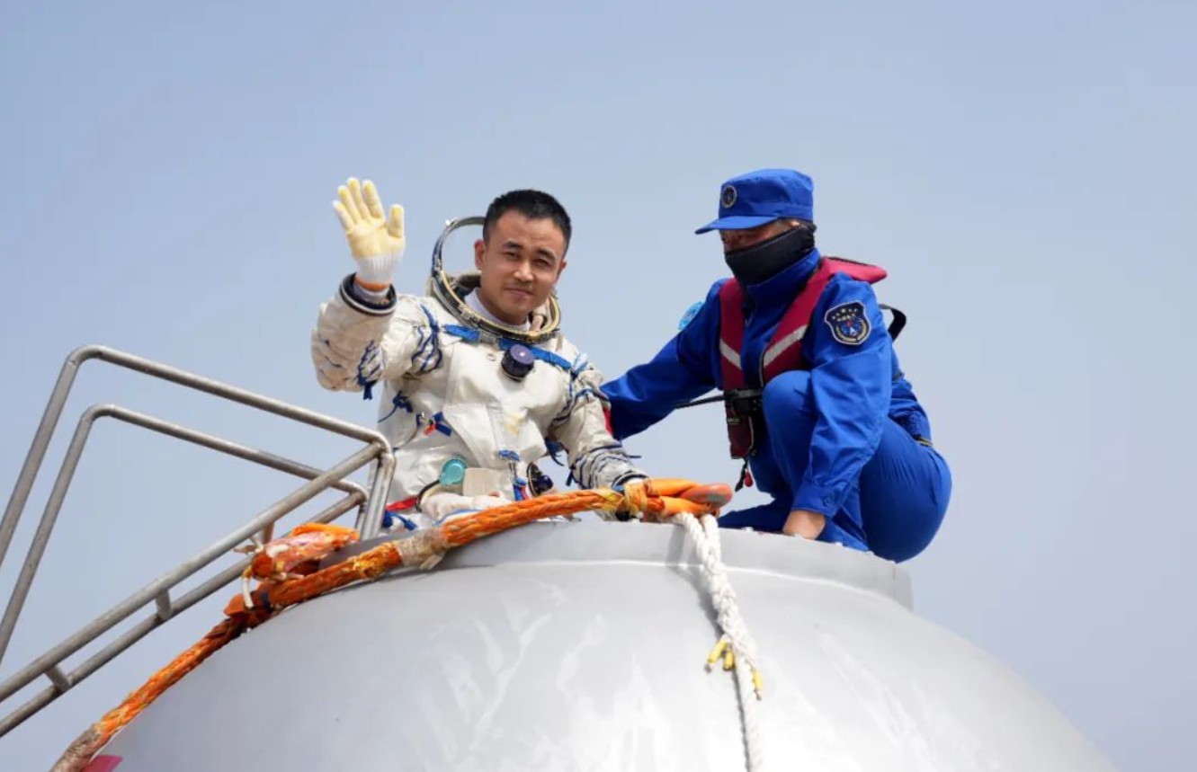 2023年6月30日，唐胜杰进行海上救生与生存训练（科技日报报道截图）