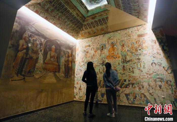 图为游客参观复制版敦煌莫高窟石窟。(资料图)高展 摄