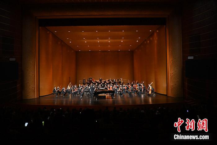 图为交响曲《“上合”旗帜高高飘扬》演奏现场。 中新社记者 李亚龙 摄