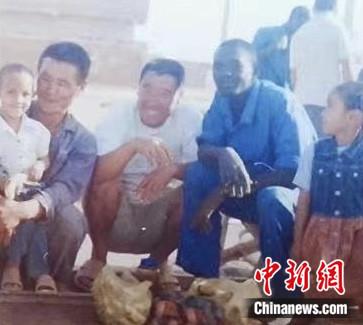 2004年在苏丹,颜青和弟弟遇到的两位和蔼可亲的中国叔叔(左二、左三)。 受访者 供图 2004年在苏丹,颜青和弟弟遇到的两位和蔼可亲的中国叔叔(左二、左三)。 受访者 供图