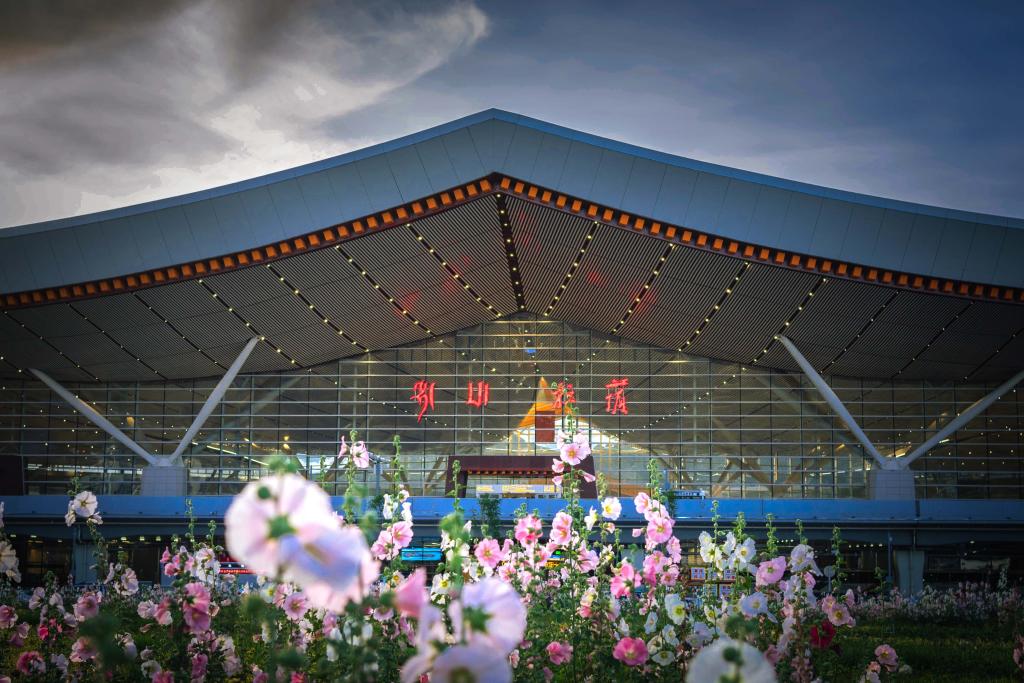 拉萨贡嘎国际机场年旅客吞吐量突破500万人次_财经要闻_中国甘肃网