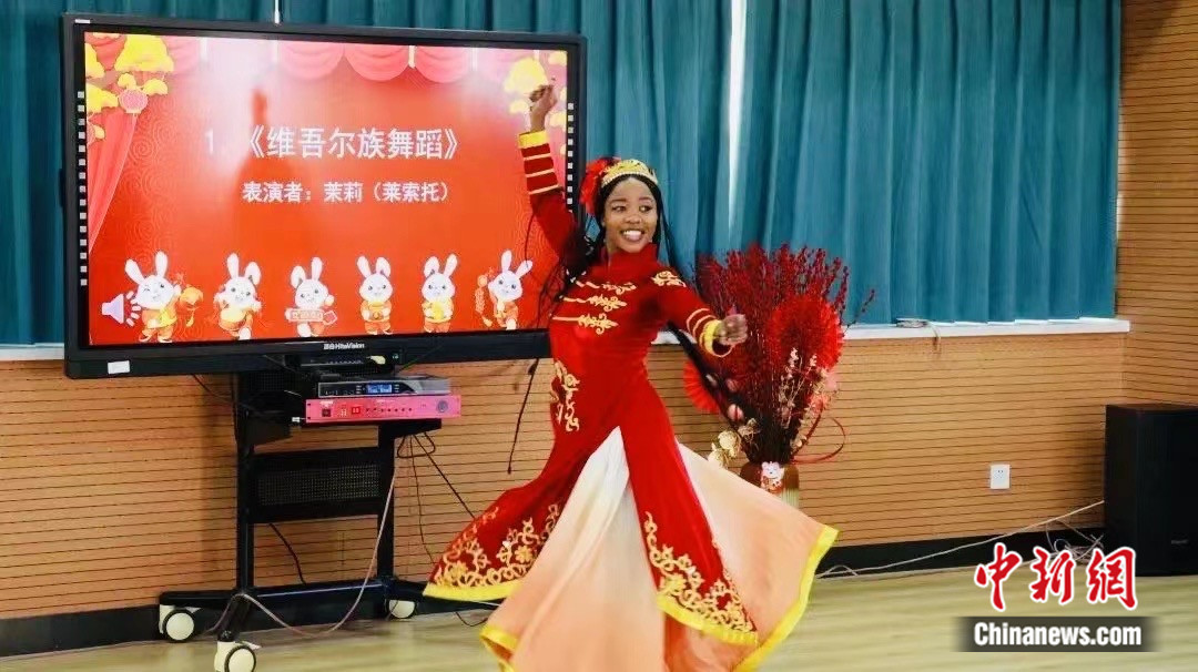 From twisting Yangge to Dunhuang dance, African girl jasmine is obsessed with Chinese national dance