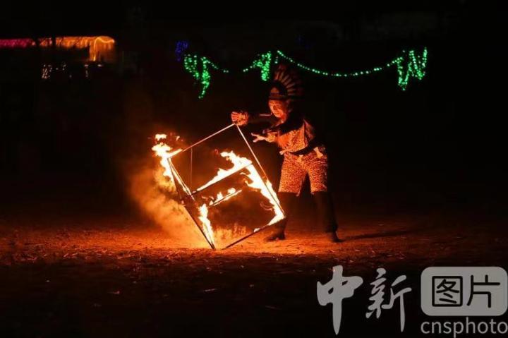 2023年12月31日晚，甘肃省兰州市榆中县栖云小镇内，市民、游客看火焰舞表演迎接2024新年到来。图为火焰舞表演。 中新社记者 李亚龙 摄