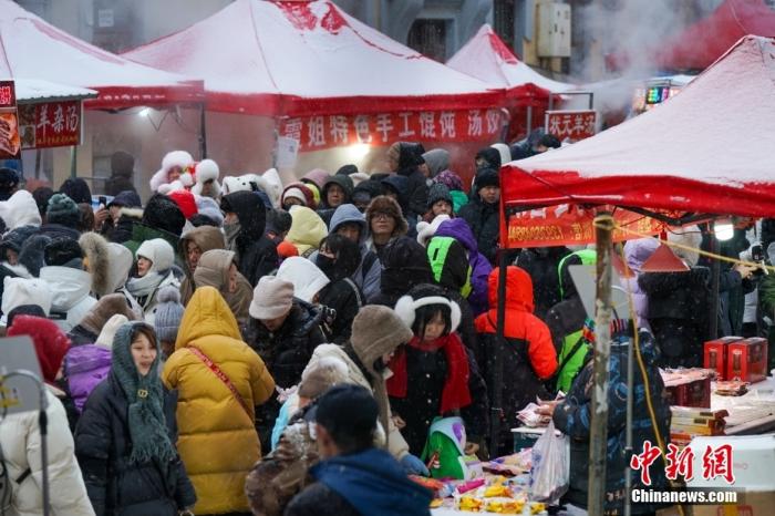 黑龙江哈尔滨,位于红专街的“红专早市”人潮涌动。 <a target='_blank' data-cke-saved-href='/' href='/'>中新社</a>发 赵宇航 摄 黑龙江哈尔滨,位于红专街的“红专早市”人潮涌动。 <a target='_blank' data-cke-saved-href='/' href='/'>中新社</a>发 赵宇航 摄