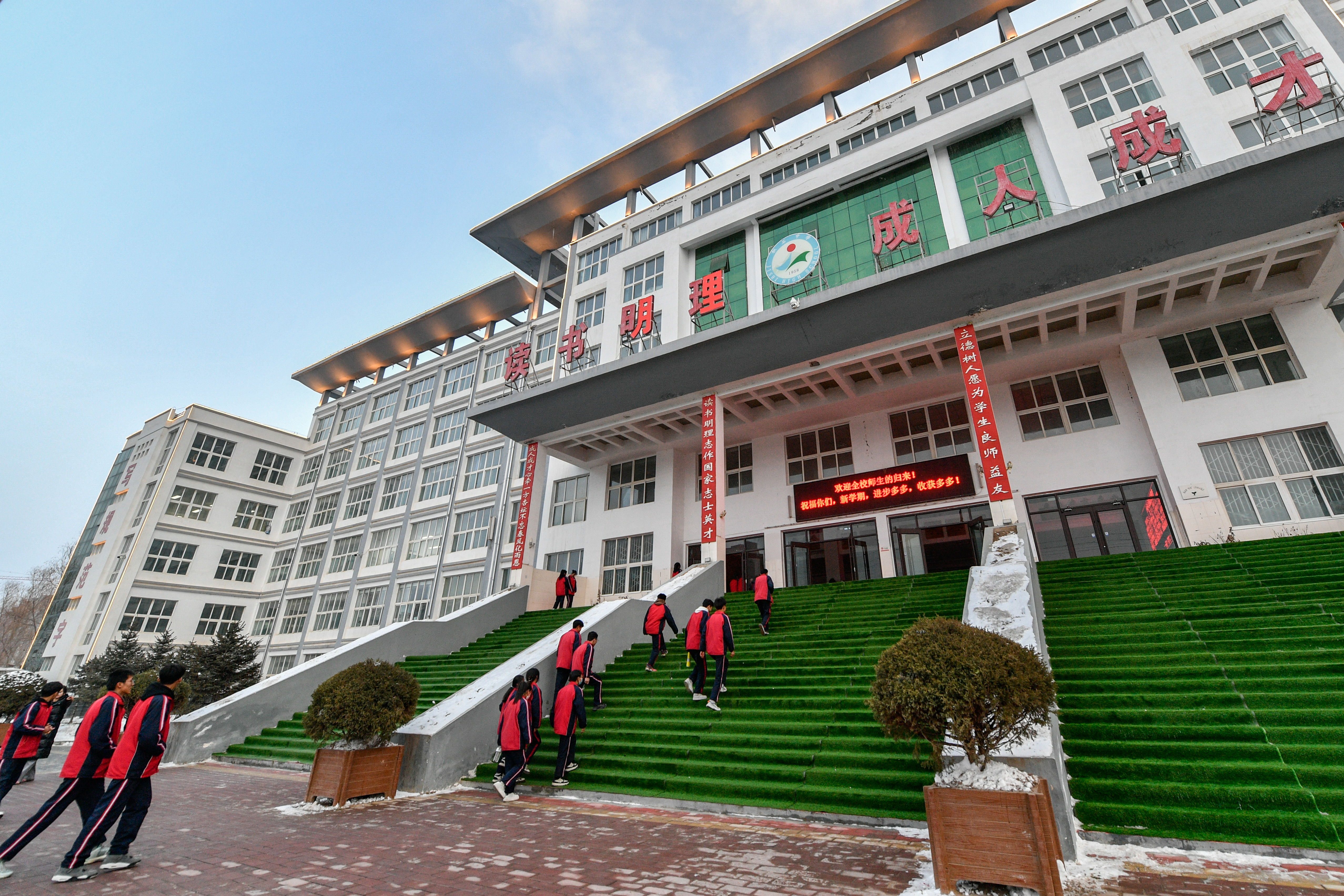 新华全媒+丨积石山地震灾区学校如期开学((30104043)-20240304064953