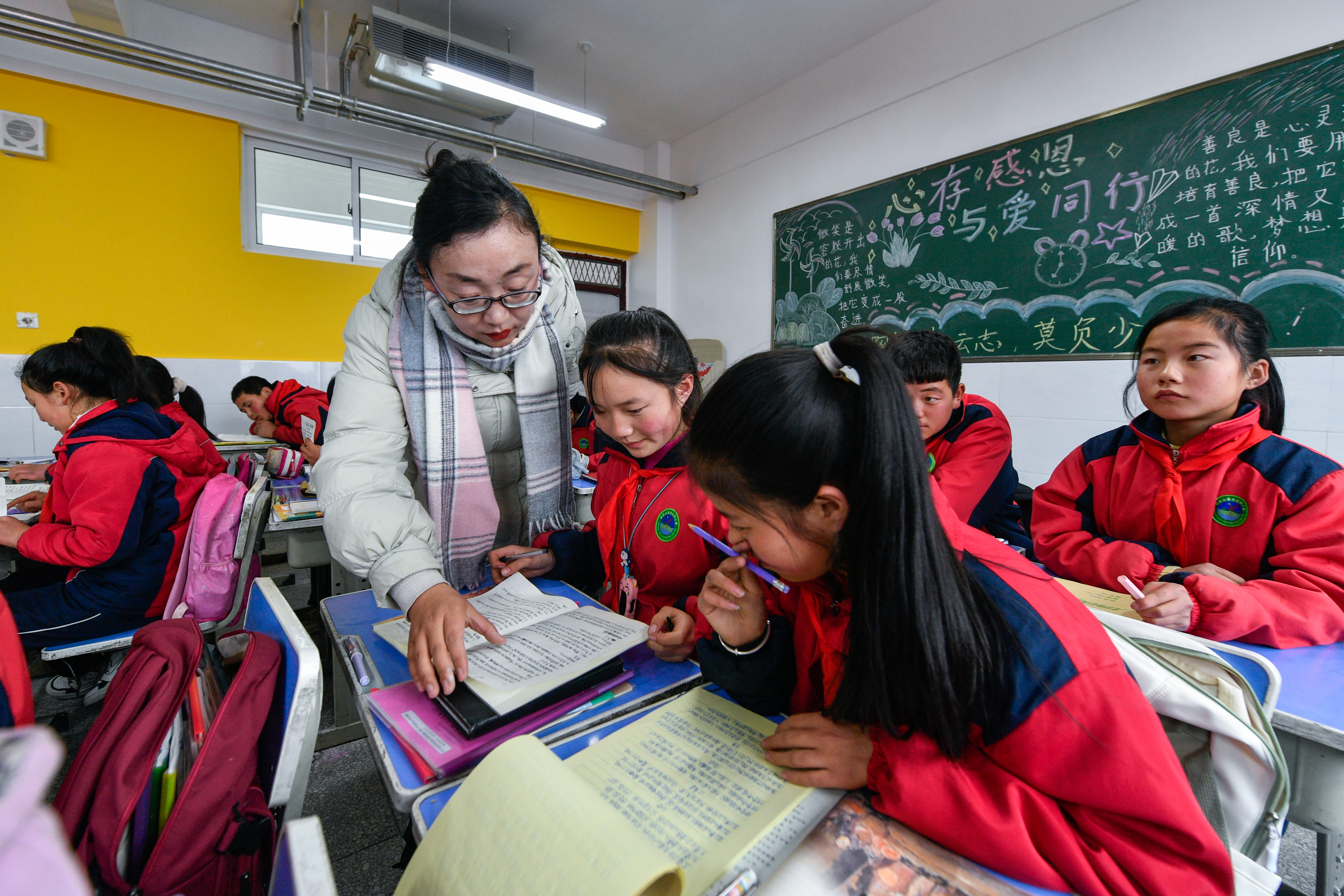 新华全媒+丨积石山地震灾区学校如期开学((30104264)-20240304065020