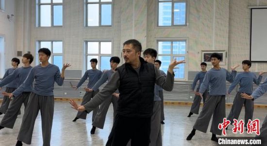 3月上旬，黎明东正在进行敦煌舞男班课程教学现场。王牧雨 摄