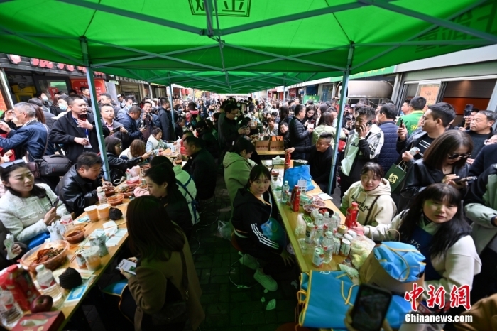 资料图:甘肃天水,大批游客排队等待品尝麻辣烫。<a target='_blank' data-cke-saved-href='/' href='/'>中新社</a>记者 九美旦增 摄 资料图:甘肃天水,大批游客排队等待品尝麻辣烫。<a target='_blank' data-cke-saved-href='/' href='/'>中新社</a>记者 九美旦增 摄