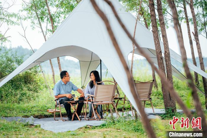 图为临夏县一处露营基地，民众相约体验乡村田园生活。(资料图)邱静言 摄