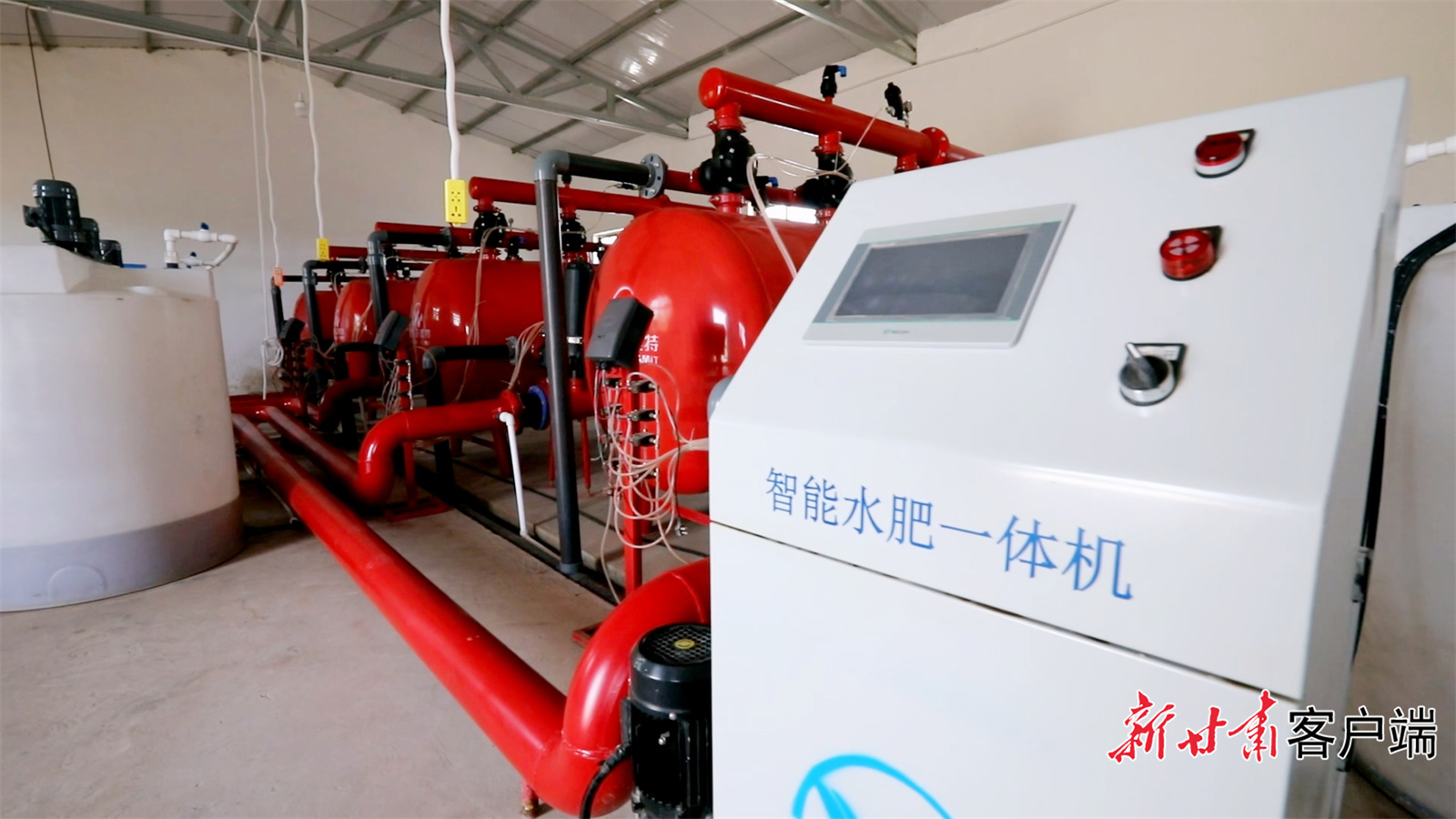 农场职工拿出手机,点击智能化滴灌系统app,滴灌带发出"汩汩"水流声,从