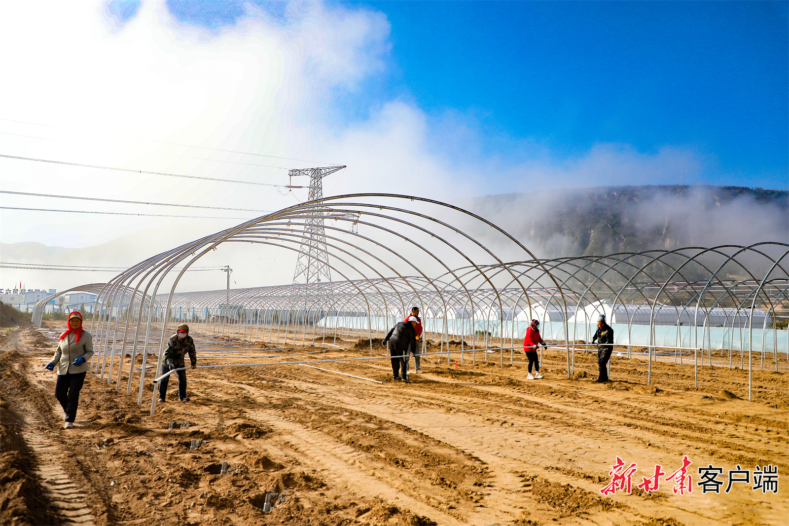 木钵镇关营村组织村民正在协助建设设施农业大棚.jpg