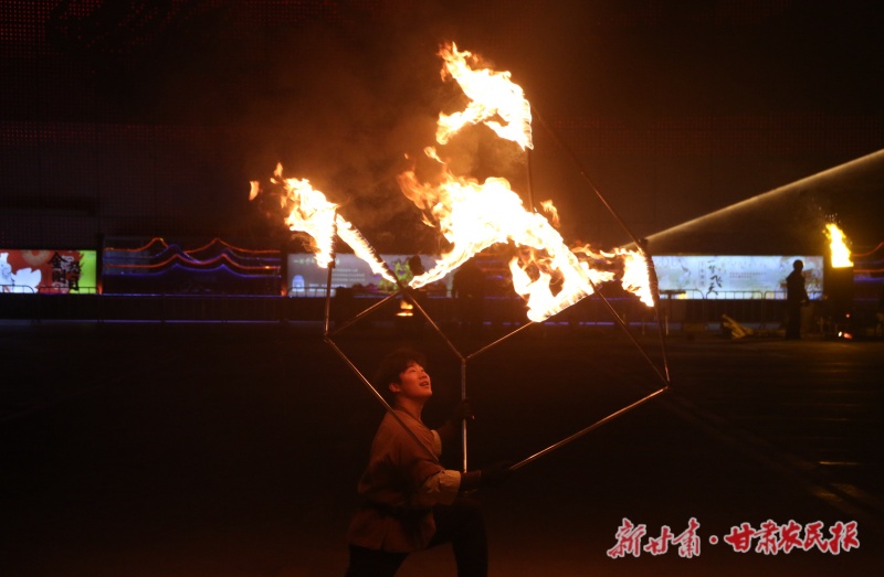 敦煌民间艺人表演火魔方。张晓亮摄影3
